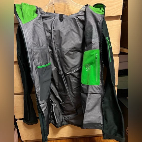 Arc’teryx Alpha SV Jacket Men’s (size: Large) - Picture 6 of 12